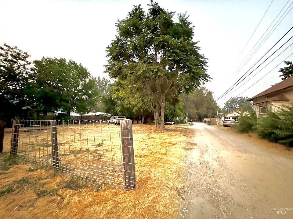 1st image of 812 2nd St N