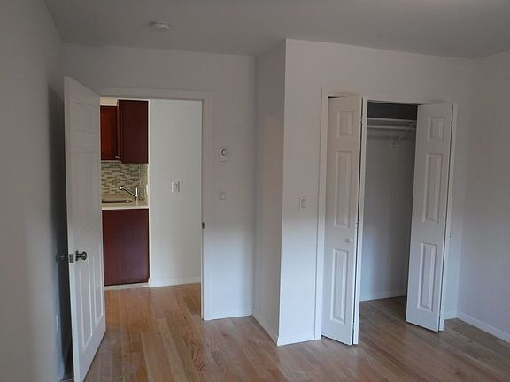 3rd image of 31-23 Crescent St #34D