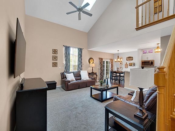 3rd image of 8112 Victoria Pl