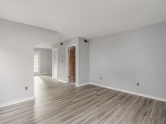 5th image of 915 Texas St
