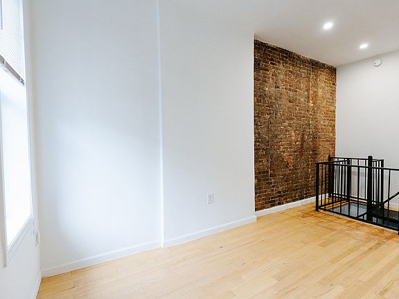 4th image of 479 Warren St #1R