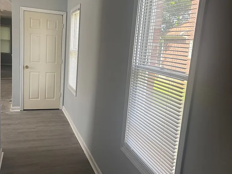 2404 Montgomery St — Photo 2