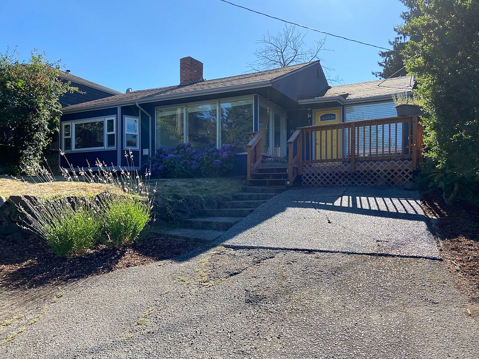 Front of home & driveway