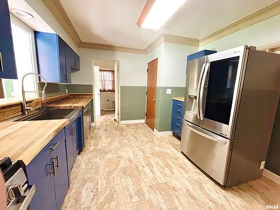 3rd image of 702 S Dixon Ave