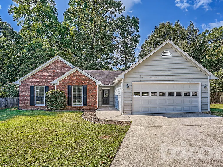1320 Opal Cir — Photo 2