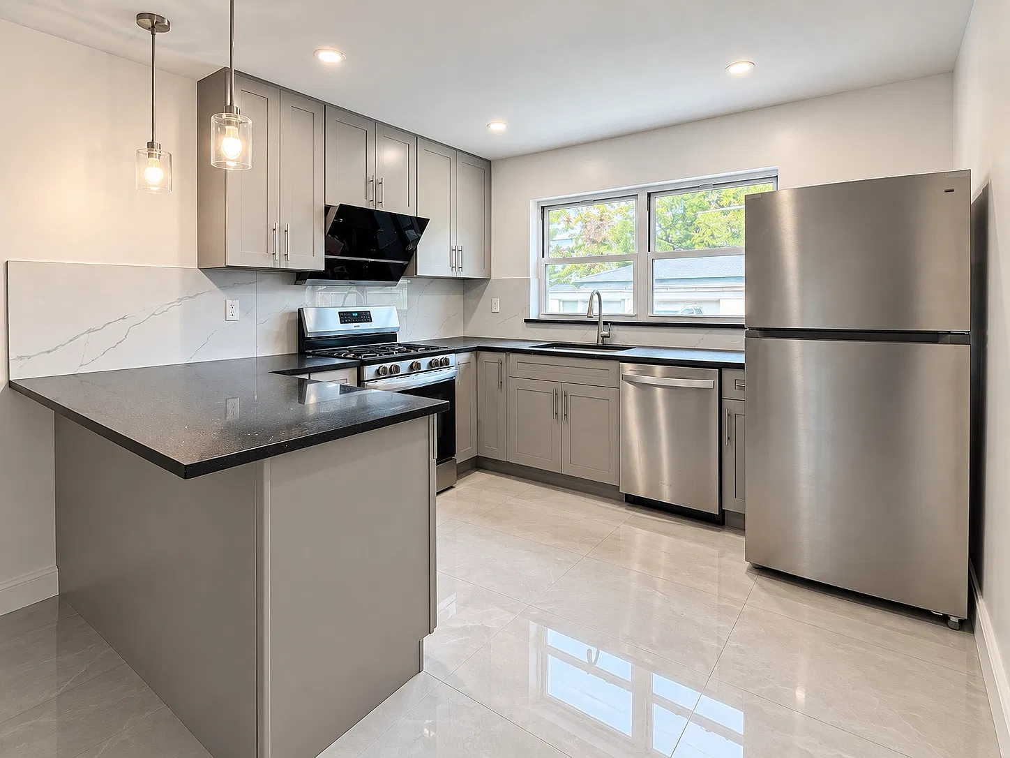 658 Tysens Ln — Photo 2