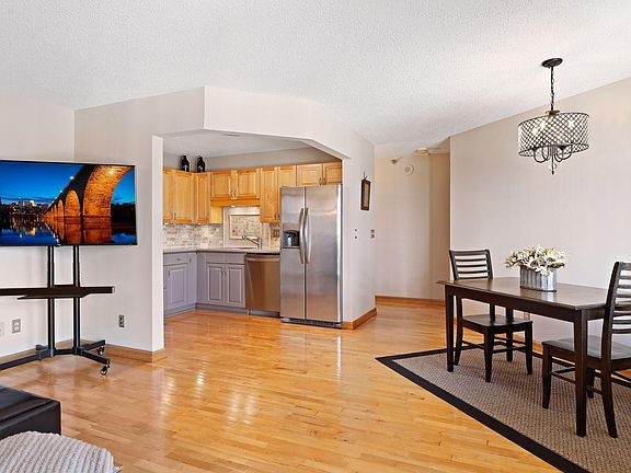 4th image of 78 10th St E Unit 610