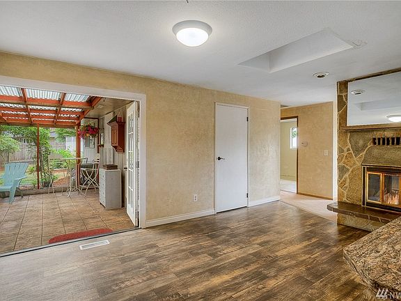 4th image of 7541 Shorewood Ct SE