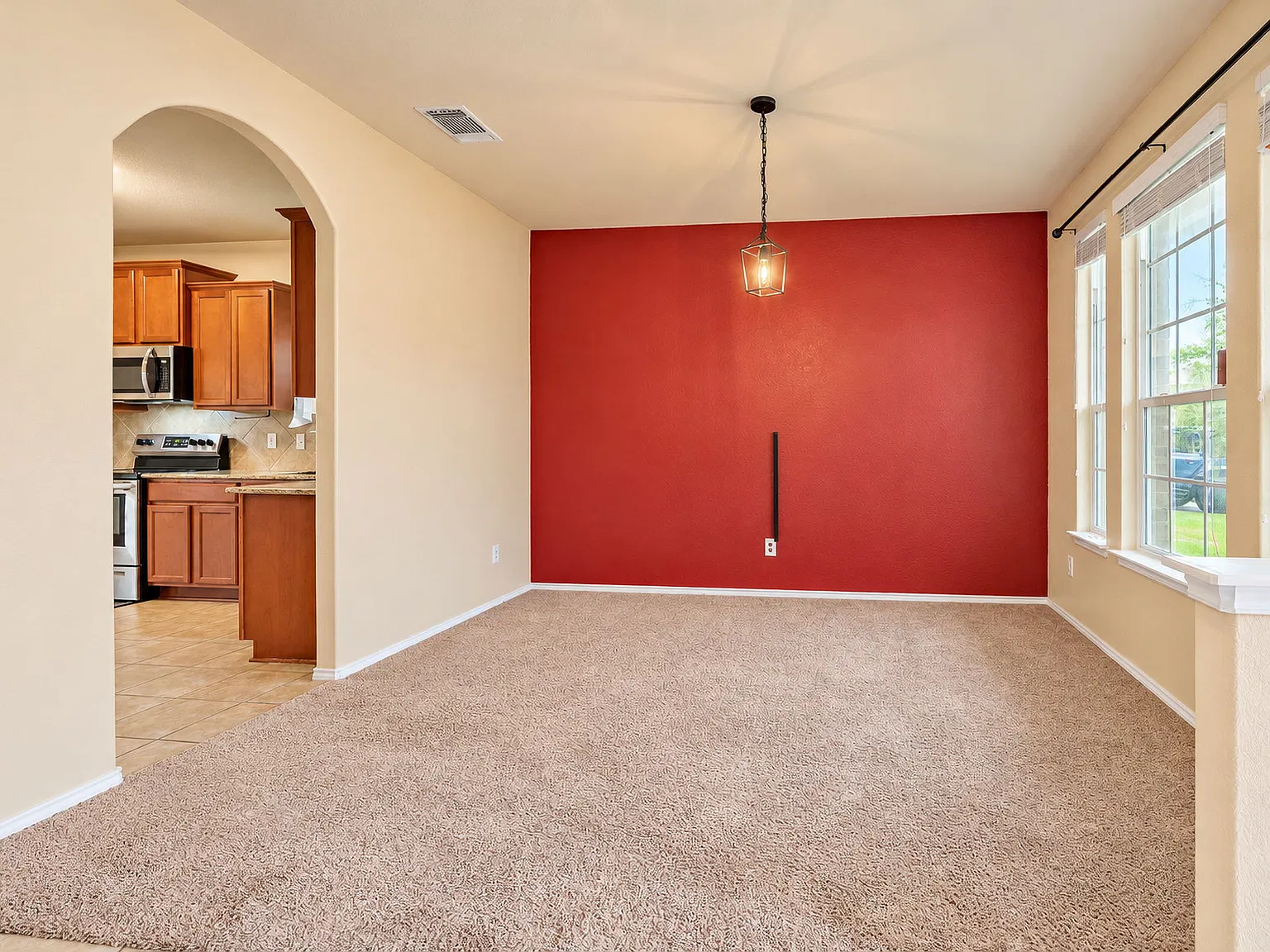 4 bed, 2.5 bath, 2112 sqft, $2,000 — Photo 4