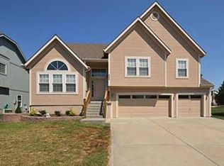 422 Killarney Ln, Smithville, MO 64089