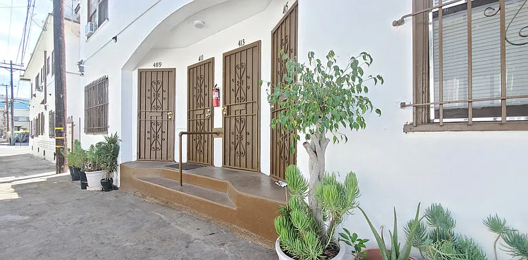 415 N Virginia Ct — Photo 1