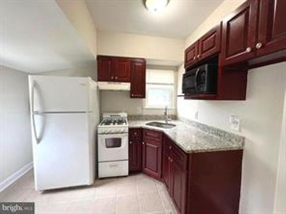 3rd image of 131 Union St #B