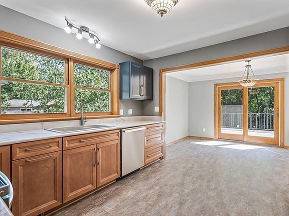 5th image of 848 Nebraska Ave W
