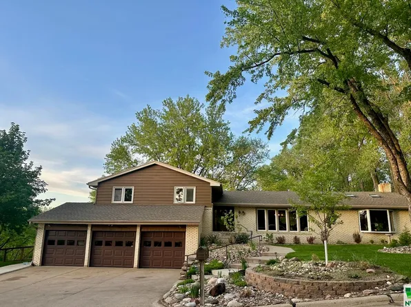 4850 Skyline Dr, Sioux City, IA 51104
