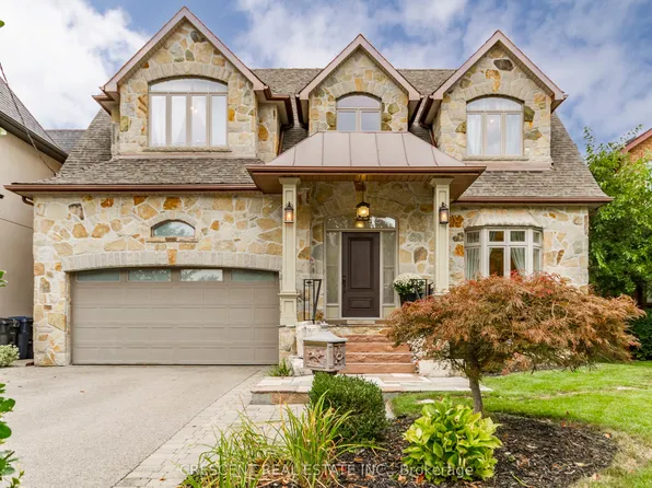 17 Agar Cres, Toronto, ON M9B 5A4