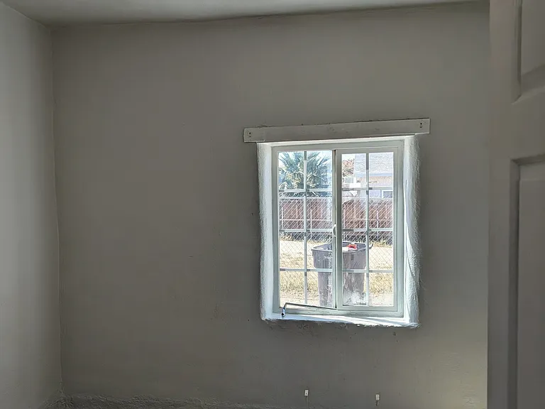 517 E White St — Photo 2