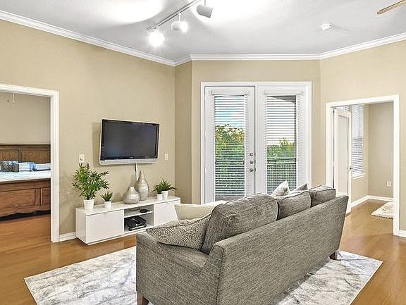 1st image of 800 E 15th St #2091