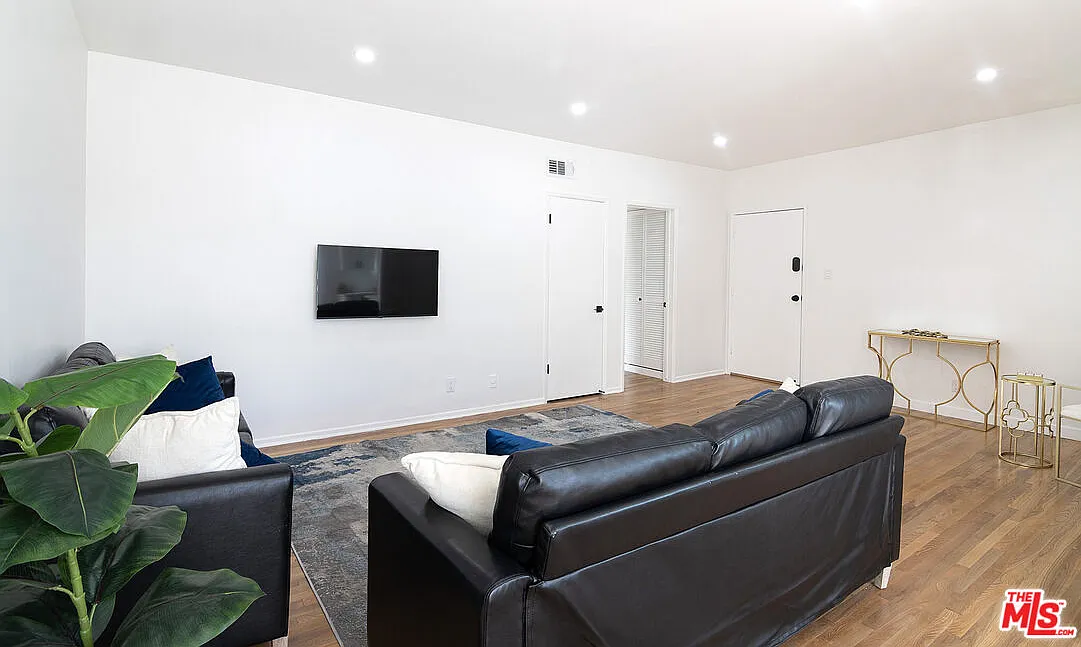 2 bed, 2.0 bath, 1100 sqft, $4,490 — Photo 4