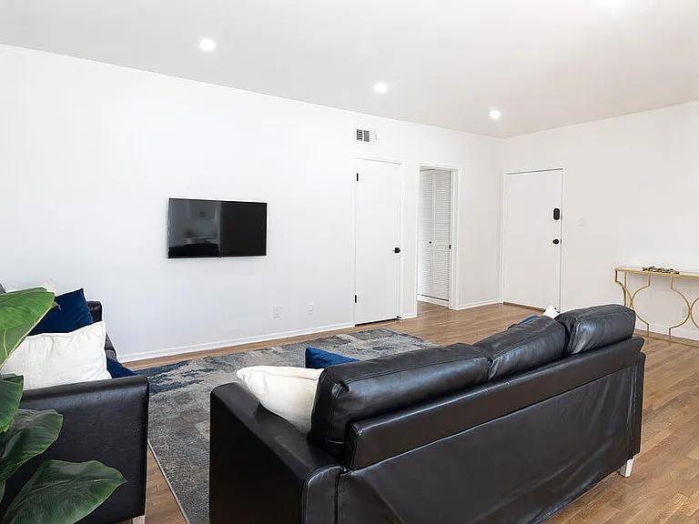 344 S Rexford Dr #4 — Photo 4