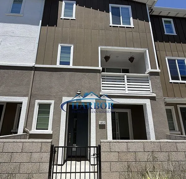 1492 W Sunrise Ln — Photo 1
