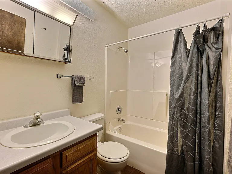 Fargo, ND Kingswood Apartments | Bathroom