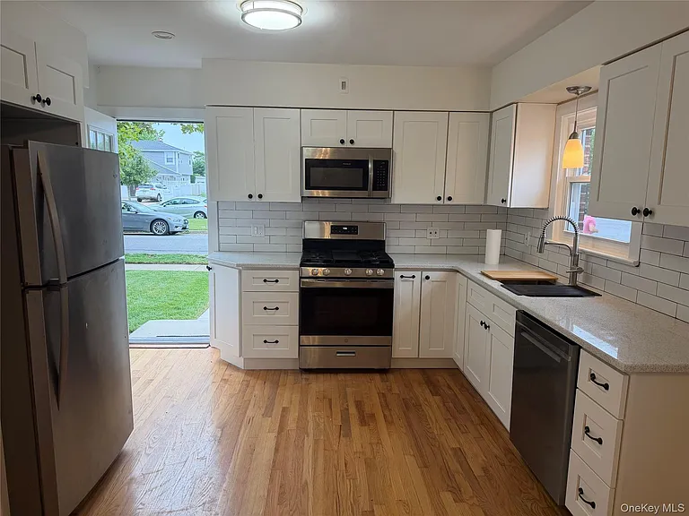 375 E Chester St — Photo 3