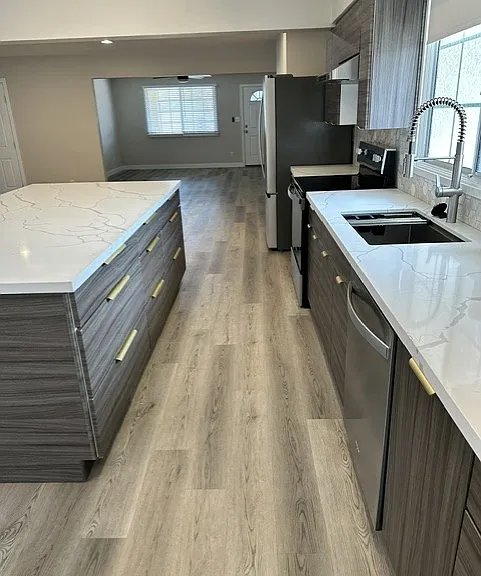 1252 E Campus Dr — Photo 2