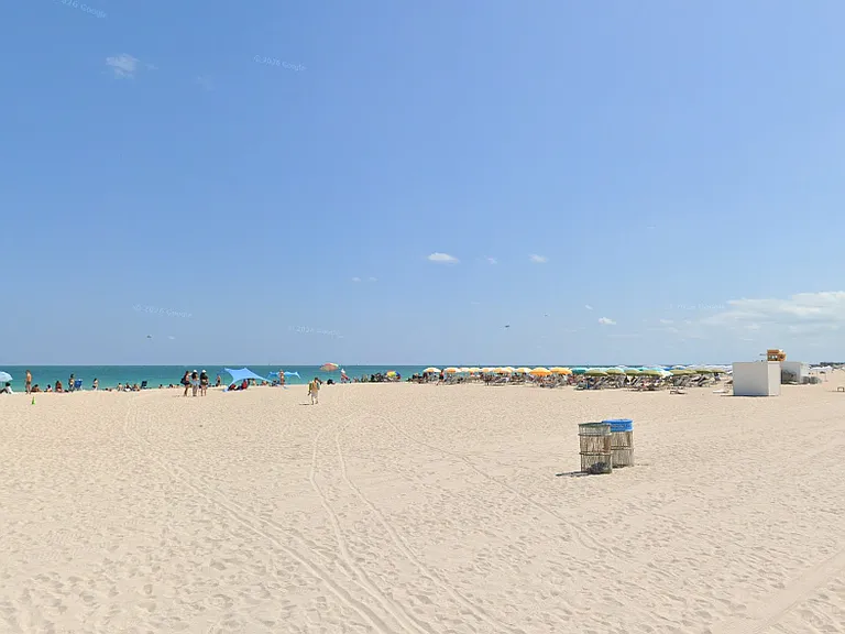 9 minute walk to 3rd Street Lifeguard tower