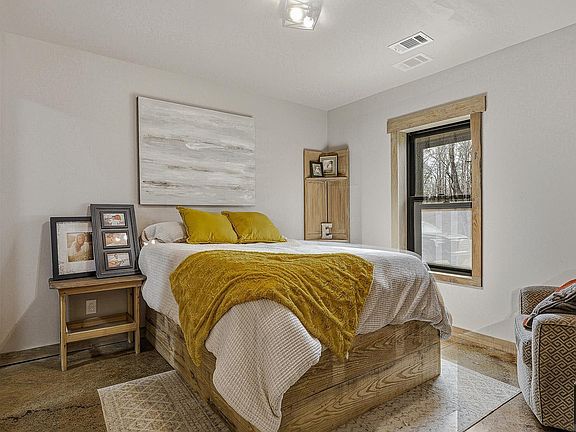 4th image of 4822 Possum Hollow Rd