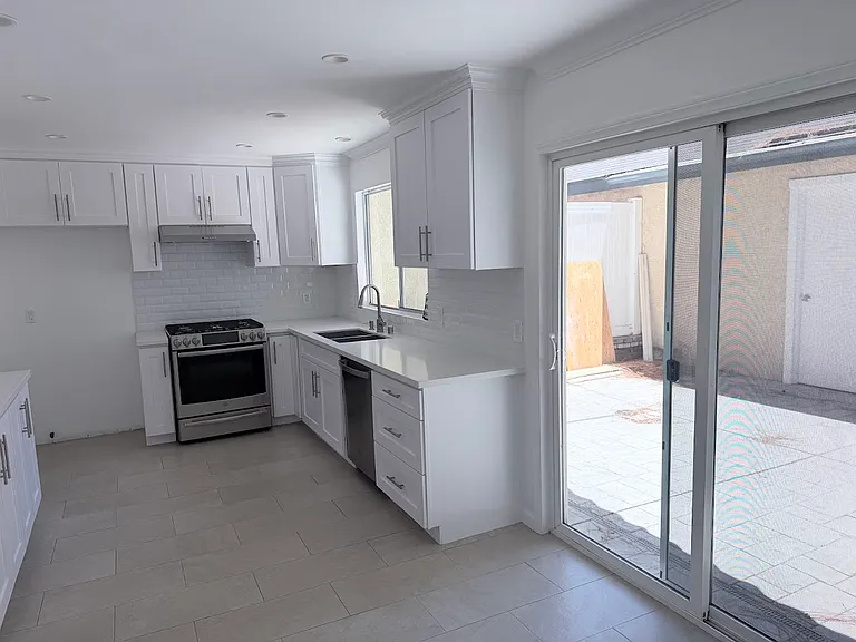 9250 Sunland Blvd #12 — Photo 8