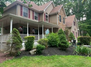807 Boulder Ct N, Hawley, PA 18428