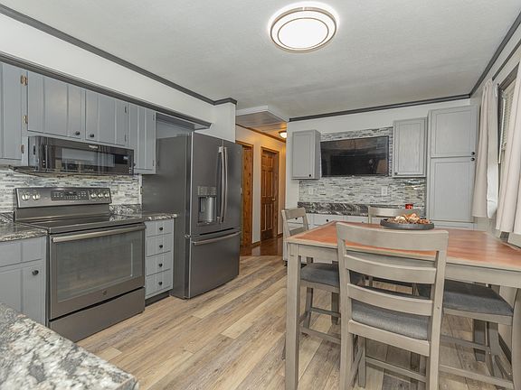 5th image of 206 S Center St