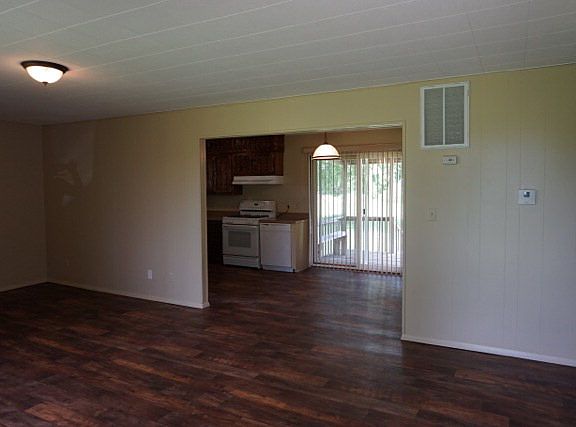 3rd image of 118 East Ln