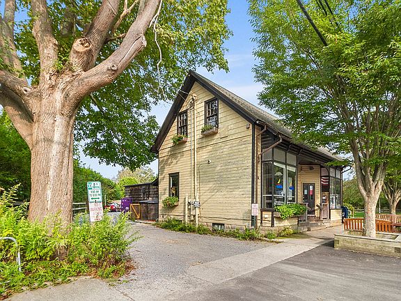 2nd image of 542 Sagaponack Main St