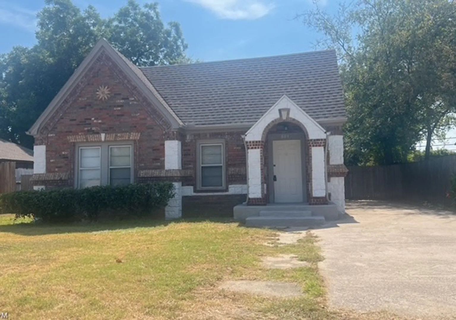 804 Austin St Arlington,76012 — Photo 1