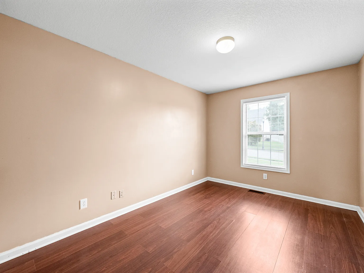3 bed, 1120 sqft, $1,600 — Photo 4