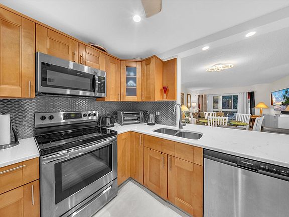 3rd image of 2515 NE 1st Court #314