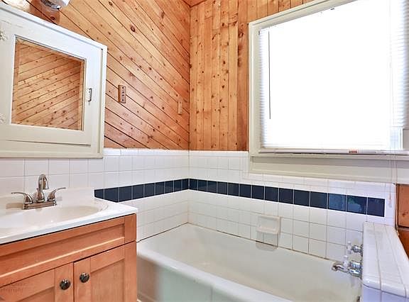 5th image of 1826 Idlewild St