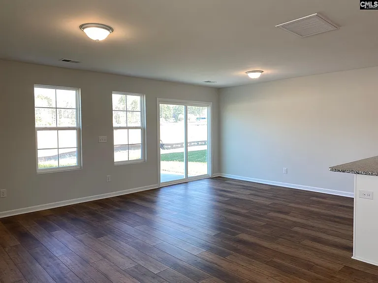 386 Keeble Dr — Photo 4