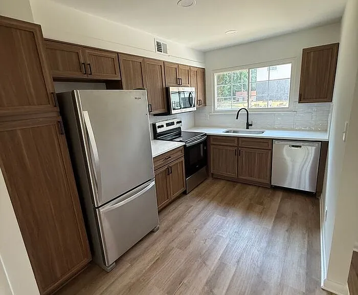 708 Hawes Ct — Photo 3