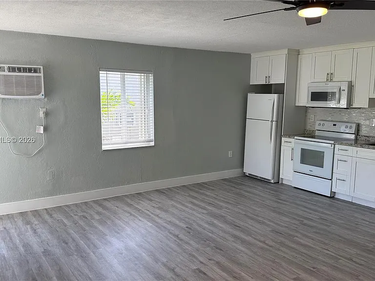 220 NW 12th St #4 — Photo 8