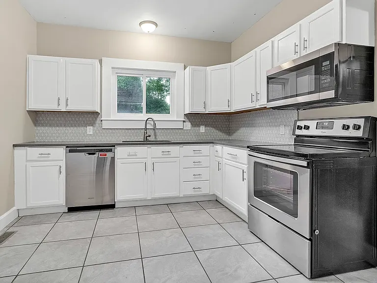 330 Bernard Ave — Photo 26