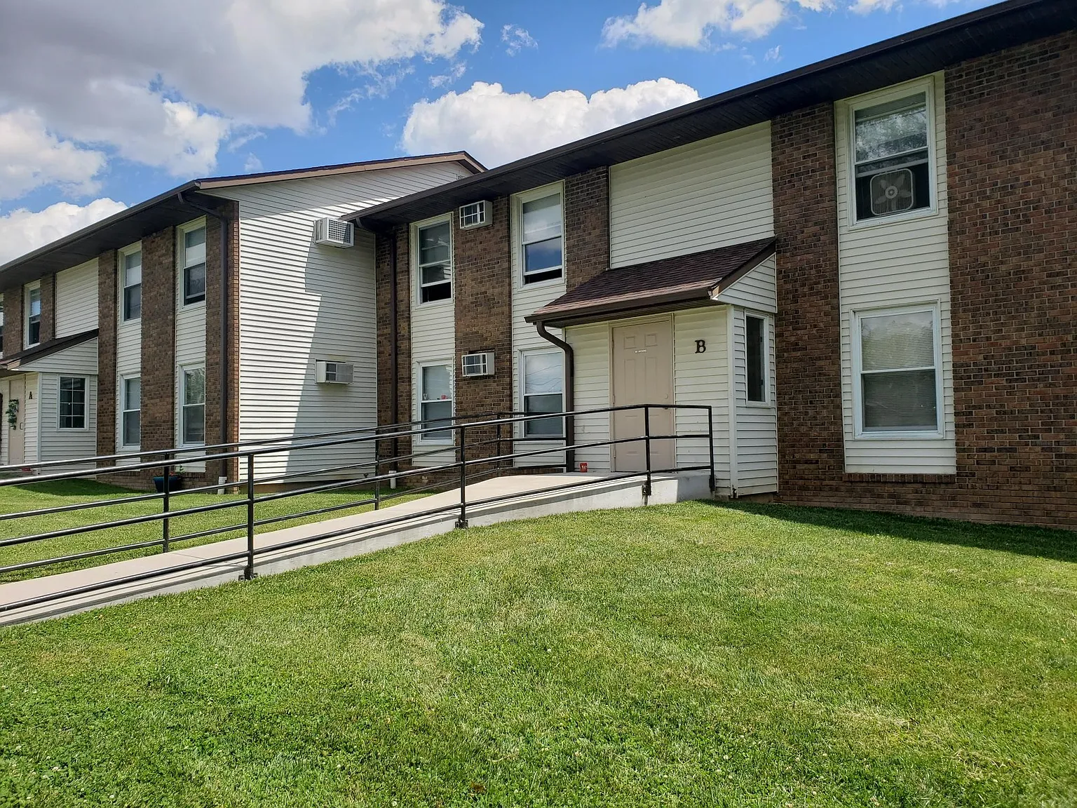 Edwards Manor Apts — Photo 4