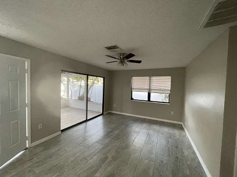 323 W Belmar St — Photo 2
