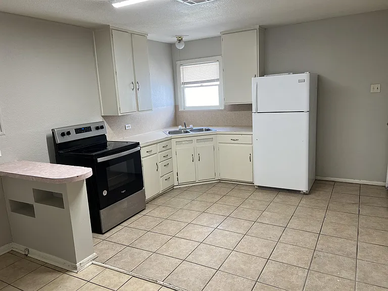 2404 Proctor Ave #2 — Photo 7