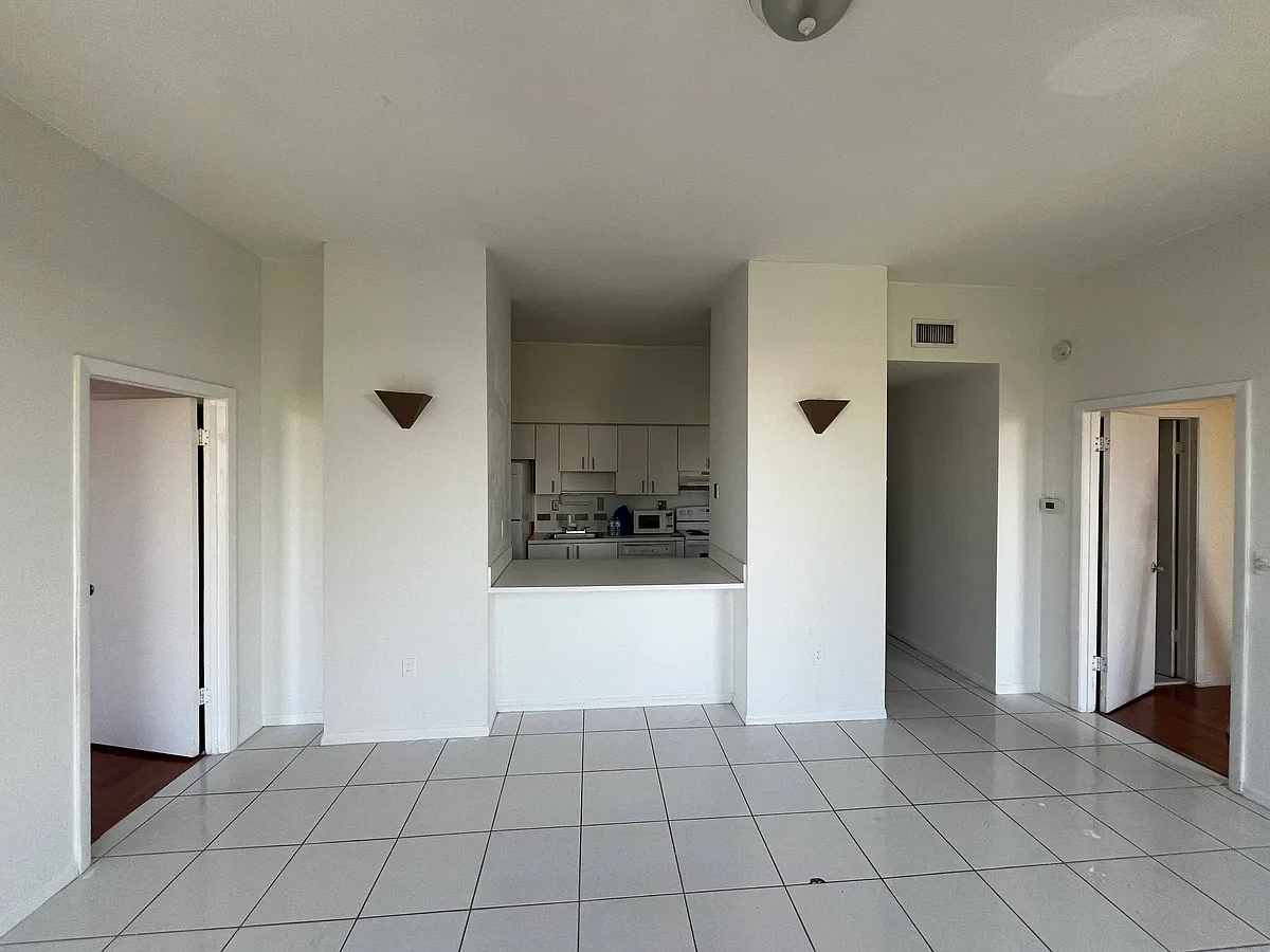 Building Photo - 7420 W 20th Ave #449