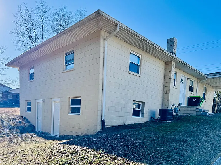 826 N Main St — Photo 15