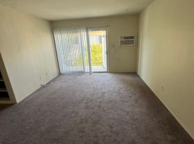 5742 Hazeltine Ave, Van Nuys, CA