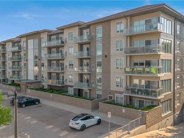16 Markle Cres #208, Hamilton, ON L9G 0H4