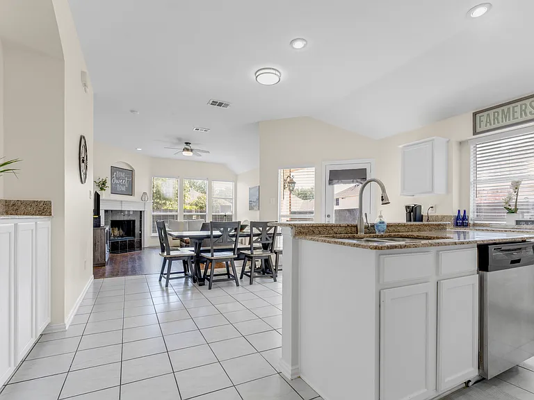 1438 Royal Oaks Dr — Photo 4